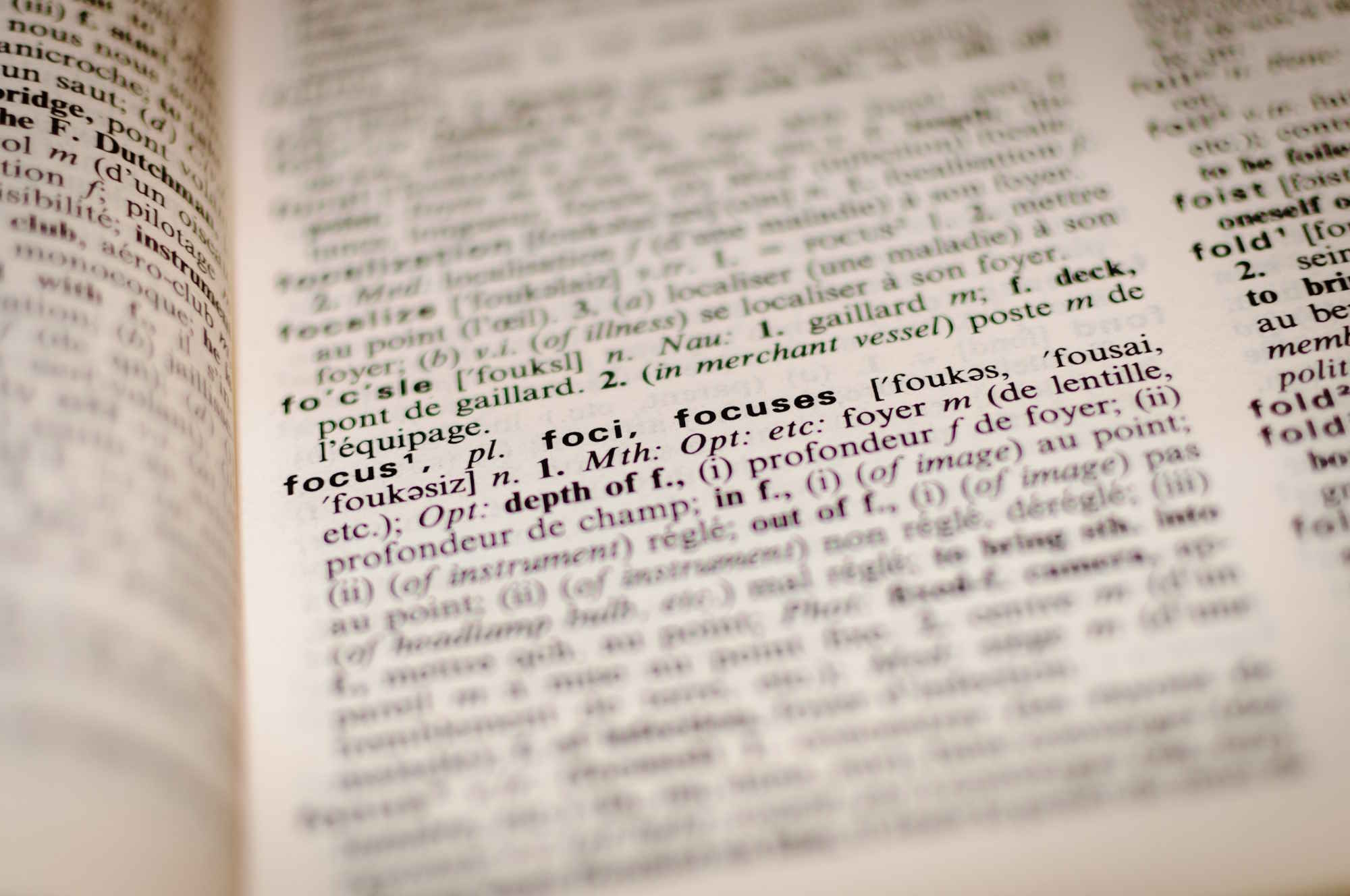 Photo d'une page de dictionnaire anglais-français ouverte sur le mot focus