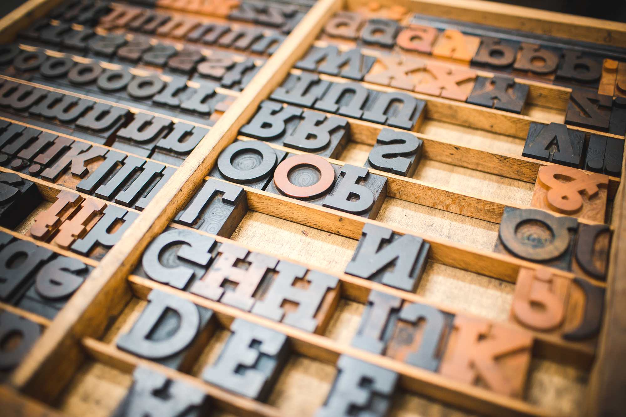 Photographie présentant des caractères d'imprimerie en bois utilisés dans le cadre de la typographie artisanale