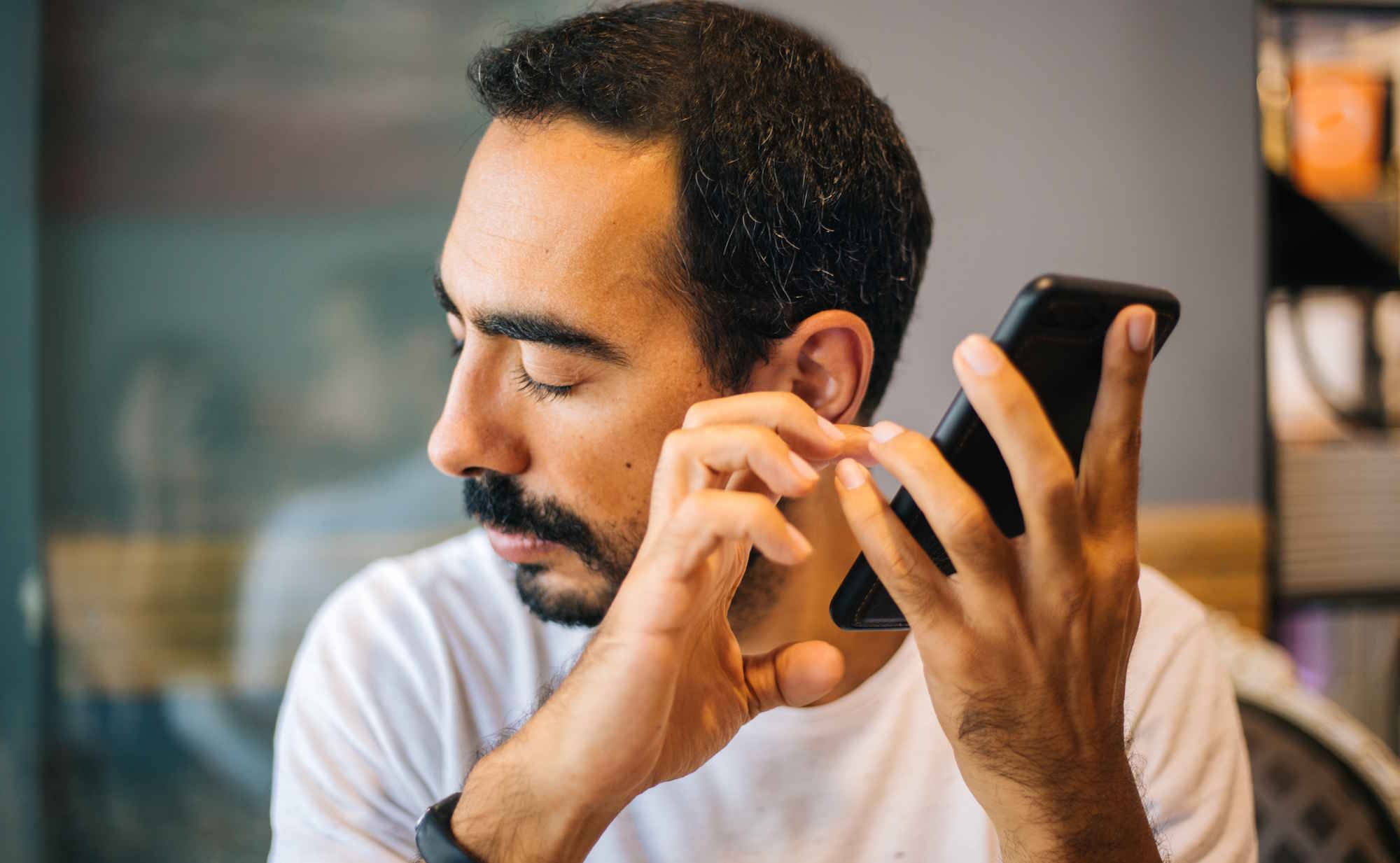 Photo d'une personne aveugle utilisant un smartphone à l'aide d'un lecteur d'écran