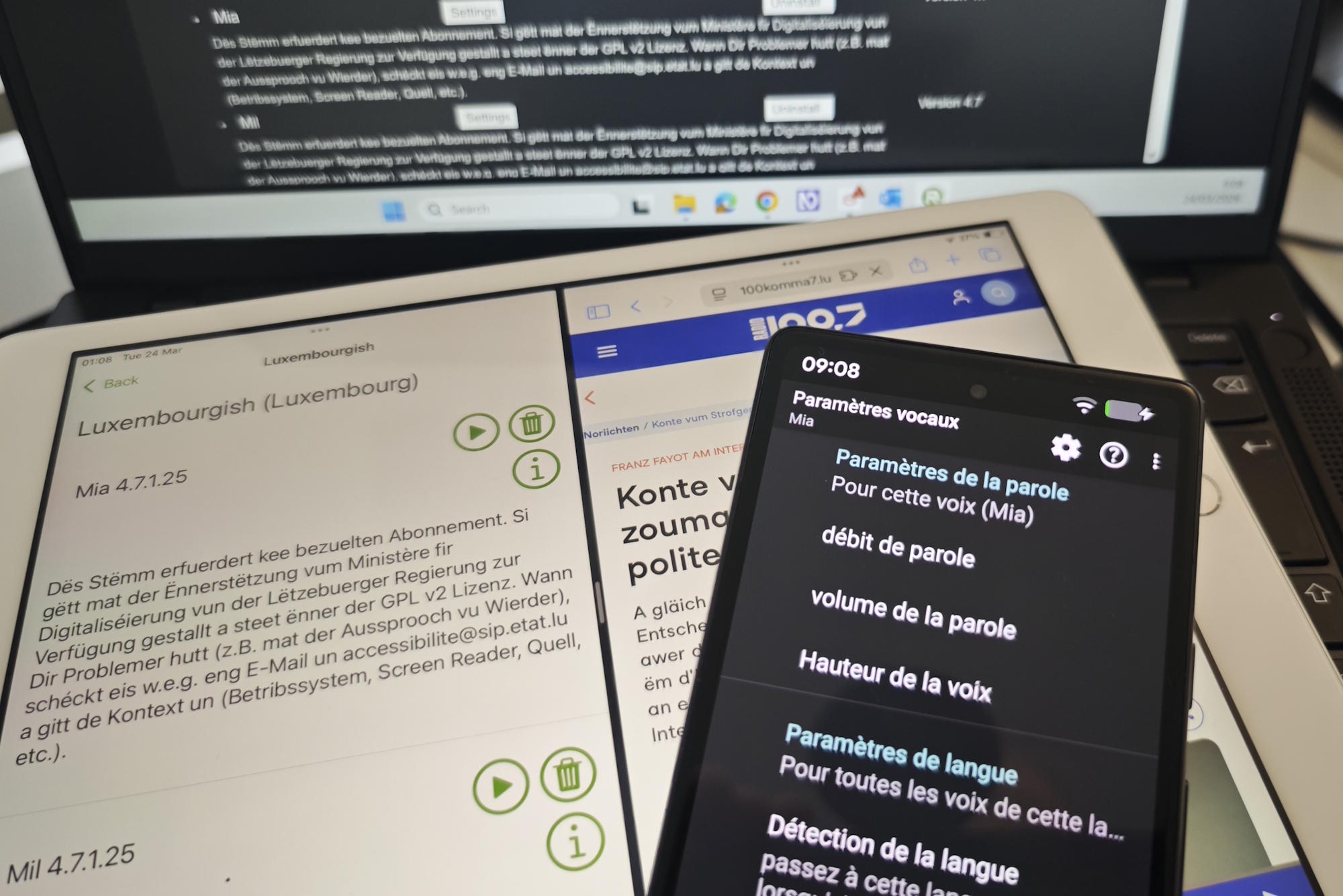 Un smartphone, une tablette et un ordinateur portable présentant les réglagles des voix Mia et Mil