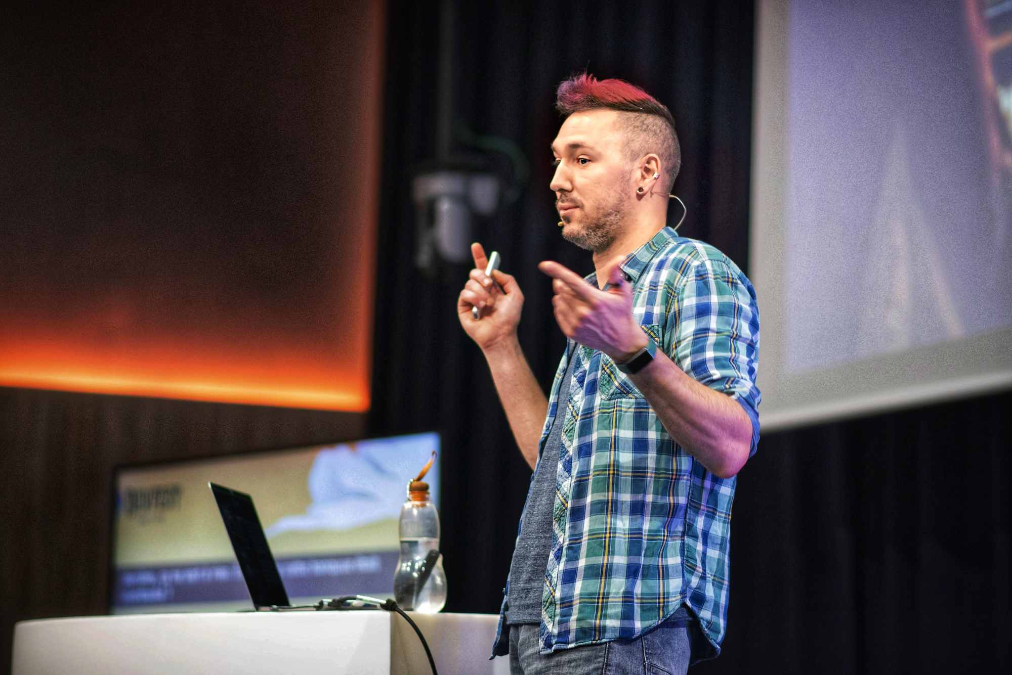 Une photo de Geoffrey Crofte donnant une présentation à DevFest 2020 Nantes